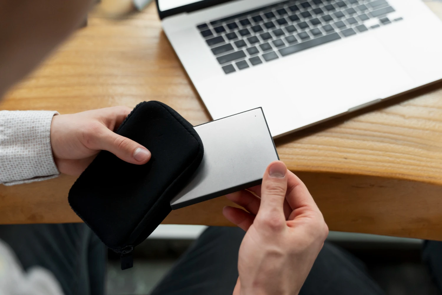 Almacenamiento para viajes en 2025: volúmenes cifrados, cables cortos y fundas resistentes al calor para el verano